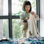 Досвідчені домогосподарки поділилися секретом зберігання одягу на пластикових “плічках”