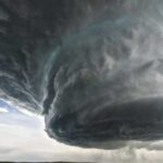 Експерт розповів, чому зелені хмари пророкують катастрофу