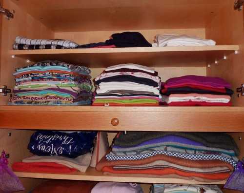 Як порядок в шафі впливає на наше життя, або чому так важливо складати одяг