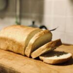 Чи дійсно зберігання хліба в холодильнику робить його кориснішим