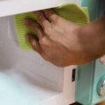 Чистота без зусиль: 5 простих, але ефективних способів відмити мікрохвильовку до блиску