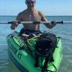 Чорний котик разом зі своїм господарем мандрує кращими місцями планети