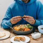 Учені розповіли, чому не можна їсти на самоті