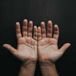 Як за долонями визначити високий рівень цукру в крові, розповіли лікарі