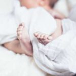 Народження дитини вперед ногами — що кажуть про це явище народні прикмети