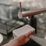 Губку для посуду змінюватиме рідко — використовуйте одну хитрість, щоб продовжити термін…