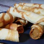 Хрусткі вафельні трубочки зі згущеним молоком на сковорідці