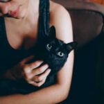 Фахівці розповіли, кого коти люблять більше — чоловіків чи жінок