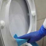Пластик сяятиме білизною: як назавжди позбутися некрасивої жовтизни на кришці унітаза
