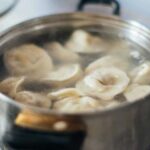 Кухонний лайфхак, який перетворить покупні пельмені на домашні