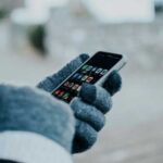 Як користуватися смартфоном на морозі, не знімаючи рукавиць: цікавий зимовий лайфхак