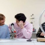 Ознаки, за якими можна зрозуміти, що хтось приховує свою симпатію до вас