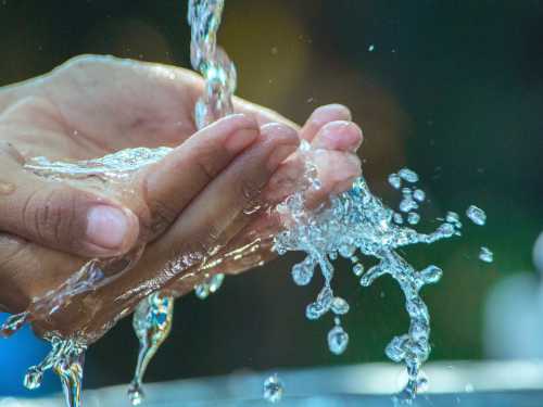 Якою водою корисніше вмиватися гарячою чи холодною?