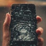 Що не можна робити, якщо смартфон впав у воду: основна помилка