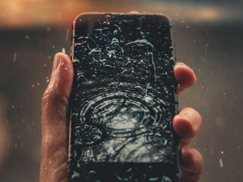 Що не можна робити, якщо смартфон впав у воду: основна помилка