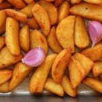 Печена картопля з часником за сімейним рецептом свекрухи: ароматна, рум’яна, соковита, завжди…