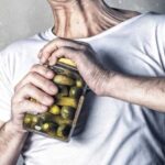 Дізнався, як відкрити банку з тугою кришкою. Одна дія — і все…