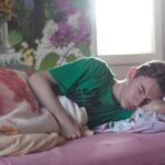 Лікар розповів, яку позу найкраще обрати для сну, щоб вранці не боліла…
