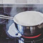 Як закип’ятити молоко, щоб воно не пригоріло до каструлі і не втекло