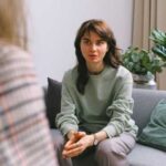 Слова-бар’єри: 5 фраз, які змушують людей уникати вас, і чим їх замінити