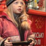Юна співачка Настя Петрик співала в переході заради сиріт (фото, відео)