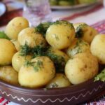 Лікарі розповіли, з якою зеленню корисніше їсти картоплю