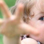Коли і як краще відлучати дитину від грудей