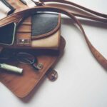 Що категорично заборонено носити в одній кишені зі смартфоном: будуть проблеми