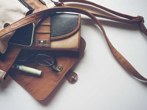Що категорично заборонено носити в одній кишені зі смартфоном: будуть проблеми