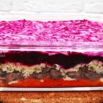 Приголомшливий салат з доступних продуктів: смачно, ситно і незвично