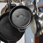 Бабусин лайфхак чи небезпека для посуду: розбираємо популярний спосіб очищення сковороди сіллю