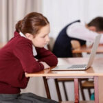 Погана постава загрожує запорами та проблемами з головою. Як привчити дитину сутулитися?