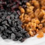 Навіщо сухофрукти обробляють діоксидом сірки: і як відрізнити безпечні родзинки від хімічного.