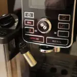 Кавомашина заростає зсередини: як промити її звичайним оцтом і не зіпсувати смаку…