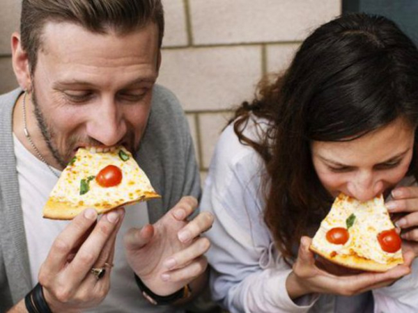 Чим небезпечні пізні їди?