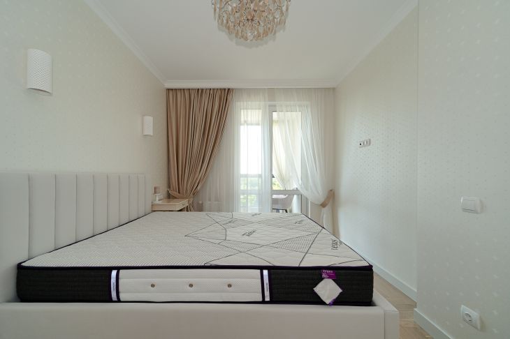 Чому ліжко не можна ставити узголів'ям до вікна: 3 неочевидні причини, про які ви не здогадувалися