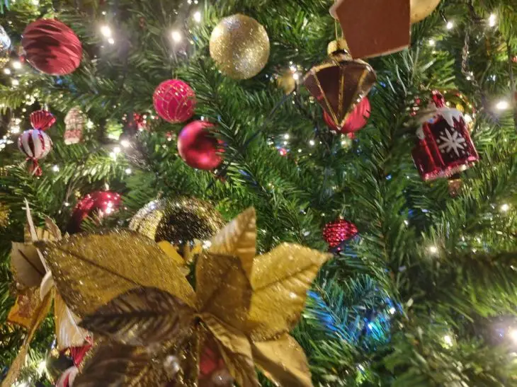 Які іграшки не можна вішати на ялинку на рік Коні: ви здивуєтеся, що в цьому списку