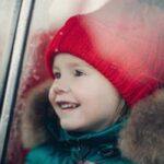 Перегрівання дитини в машині взимку: чому це небезпечно і як уникнути