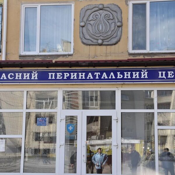 Російські окупанти обстріляли пологовий центр у Сумах: понад сотню лікарів&hellip;