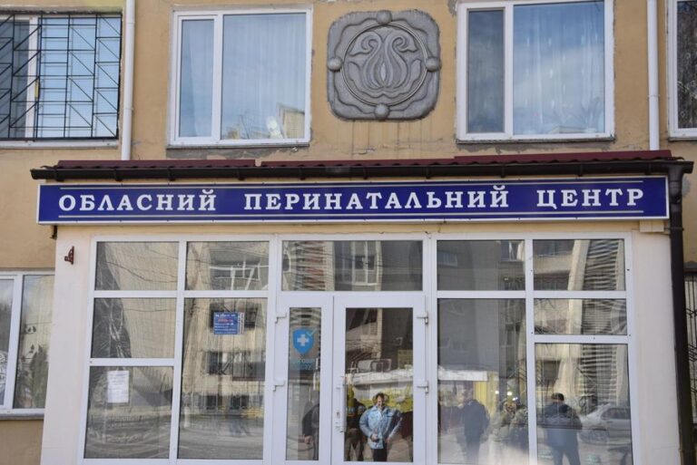 Російські окупанти обстріляли пологовий центр у Сумах: понад сотню лікарів та пацієнток у небезпеці 4