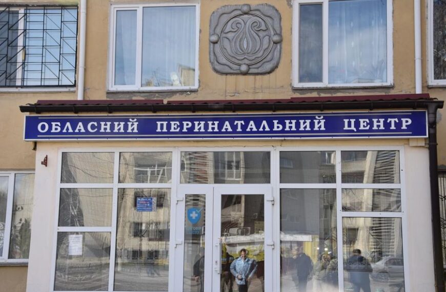 Російські окупанти обстріляли пологовий центр у Сумах: понад сотню лікарів та пацієнток у небезпеці