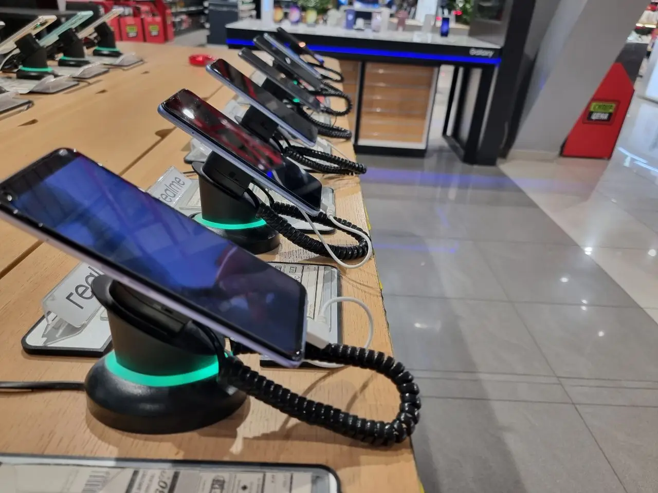 дитина з телефоном