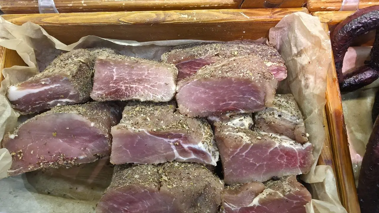 людина з продуктами