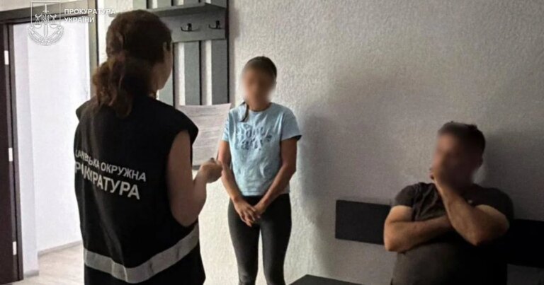 Багатодітну матір на Закарпатті підозрюють у сексуальній експлуатації 13-річної доньки 18 Багатодітну матір на Закарпатті підозрюють у сексуальній експлуатації 13-річної доньки 9