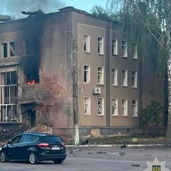 Ракетний удар РФ по центру українського міста: 13 поранених, четверо дітей серед них