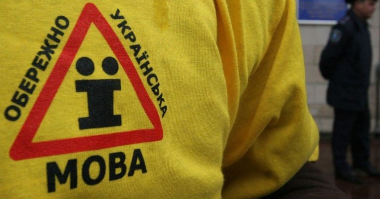 У Львові жінка скандалить з дітьми через мову: відео викликало обурення в мережі 10 У Львові жінка скандалить з дітьми через мову: відео викликало обурення в мережі 5