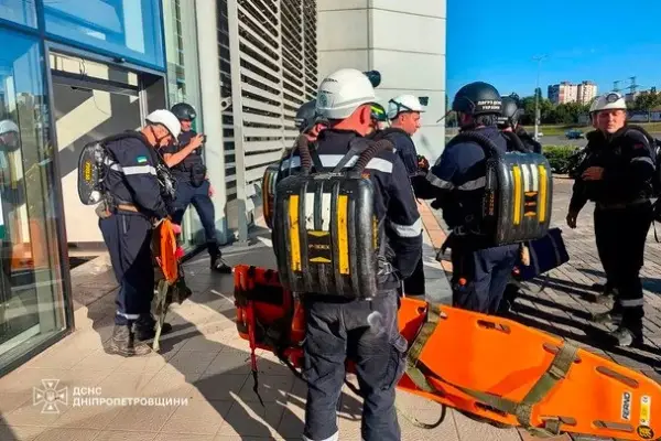 Зеленський: дрони в дві хвилі атакували ТРЦ у Кривому Розі 8