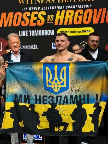 Берінчик розгорнув прапор України перед боєм у Лондоні 4 Берінчик розгорнув прапор України перед боєм у Лондоні 4