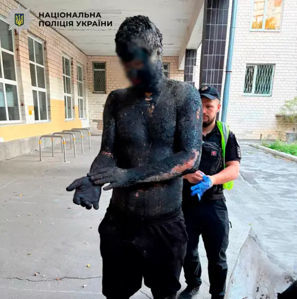 Киянин застряг у бочці зі смолою, намагаючись пограбувати магазин 8 Киянин застряг у бочці зі смолою, намагаючись пограбувати магазин 8