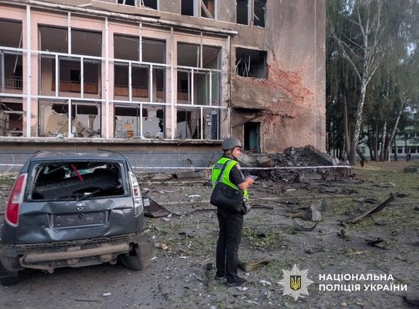 Ракетний удар РФ по центру українського міста: 13 поранених, четверо дітей серед них 4 Російські війська атакували місто Мена / © Поліція Чернігівської області